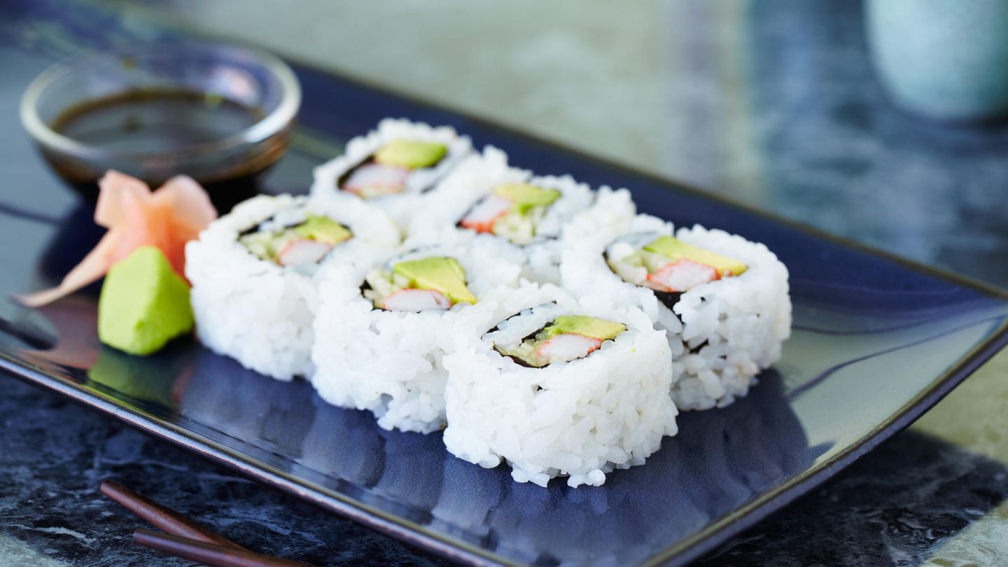 California Rolls  Natürlich stammt Sushi aus Japan – nicht aber die California Roll: Küchenchefs von Los Angeles bis Vancouver wollen sie erfunden haben. Die erste offizielle Version aber soll ein Chefkoch 1979 in Los Angeles serviert haben: Er machte eine Roll mit Avocado, Gurke und Krebsimitat, das Algenblatt befand sich innen, der Reis außen. Bei den Japanern ist es traditionell andersherum. Weitere amerikanische Sushi-Variationen sind die Spicy Tuna Roll, die Philadelphia Roll oder die Rainbow Roll.