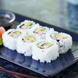 California Rolls  Natürlich stammt Sushi aus Japan – nicht aber die California Roll: Küchenchefs von Los Angeles bis Vancouver wollen sie erfunden haben. Die erste offizielle Version aber soll ein Chefkoch 1979 in Los Angeles serviert haben: Er machte eine Roll mit Avocado, Gurke und Krebsimitat, das Algenblatt befand sich innen, der Reis außen. Bei den Japanern ist es traditionell andersherum. Weitere amerikanische Sushi-Variationen sind die Spicy Tuna Roll, die Philadelphia Roll oder die Rainbow Roll.