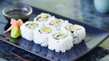 California Rolls  Natürlich stammt Sushi aus Japan – nicht aber die California Roll: Küchenchefs von Los Angeles bis Vancouver wollen sie erfunden haben. Die erste offizielle Version aber soll ein Chefkoch 1979 in Los Angeles serviert haben: Er machte eine Roll mit Avocado, Gurke und Krebsimitat, das Algenblatt befand sich innen, der Reis außen. Bei den Japanern ist es traditionell andersherum. Weitere amerikanische Sushi-Variationen sind die Spicy Tuna Roll, die Philadelphia Roll oder die Rainbow Roll.