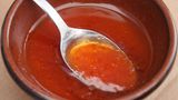 French Dressing  In Frankreich verwendet man für Salat am liebsten eine Vinaigrette aus Essig und Öl. In den USA aber besteht das French Dressing, also französisches Dressing, aus Ketchup, Essig, Zucker, Worcestershiresauce und Gewürzen wie Paprika, Knoblauchpulver und Selleriesamen. Um 1938 war dort die erste Flasche "Milani's 1890 French Dressing" in den Supermarktregalen zu finden. Es ist nicht bekannt, warum es French Dressing heißt, aber es wurde in den USA erfunden.