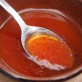 French Dressing  In Frankreich verwendet man für Salat am liebsten eine Vinaigrette aus Essig und Öl. In den USA aber besteht das French Dressing, also französisches Dressing, aus Ketchup, Essig, Zucker, Worcestershiresauce und Gewürzen wie Paprika, Knoblauchpulver und Selleriesamen. Um 1938 war dort die erste Flasche "Milani's 1890 French Dressing" in den Supermarktregalen zu finden. Es ist nicht bekannt, warum es French Dressing heißt, aber es wurde in den USA erfunden.