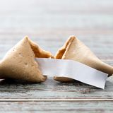 Glückskeks  Es gibt nur wenige chinesische Restaurants auf der Welt, die keine Glückskekse zum Dessert servieren. Erfunden wurde der Glückskeks aber von japanischen Köchen in den USA. Das behauptet zumindest das Restaurant "The Japanese Tea Garden" in San Francisco. Doch auch die "Hong Kong Noodle Company" in Los Angeles beansprucht die Erfindung des Desserts. Tatsächlich sollen chinesische Amerikaner die Produktion der Glückskekse während des Zweiten Weltkrieges von den Japanern übernommen haben. 