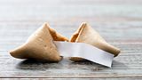 Glückskeks  Es gibt nur wenige chinesische Restaurants auf der Welt, die keine Glückskekse zum Dessert servieren. Erfunden wurde der Glückskeks aber von japanischen Köchen in den USA. Das behauptet zumindest das Restaurant "The Japanese Tea Garden" in San Francisco. Doch auch die "Hong Kong Noodle Company" in Los Angeles beansprucht die Erfindung des Desserts. Tatsächlich sollen chinesische Amerikaner die Produktion der Glückskekse während des Zweiten Weltkrieges von den Japanern übernommen haben. 