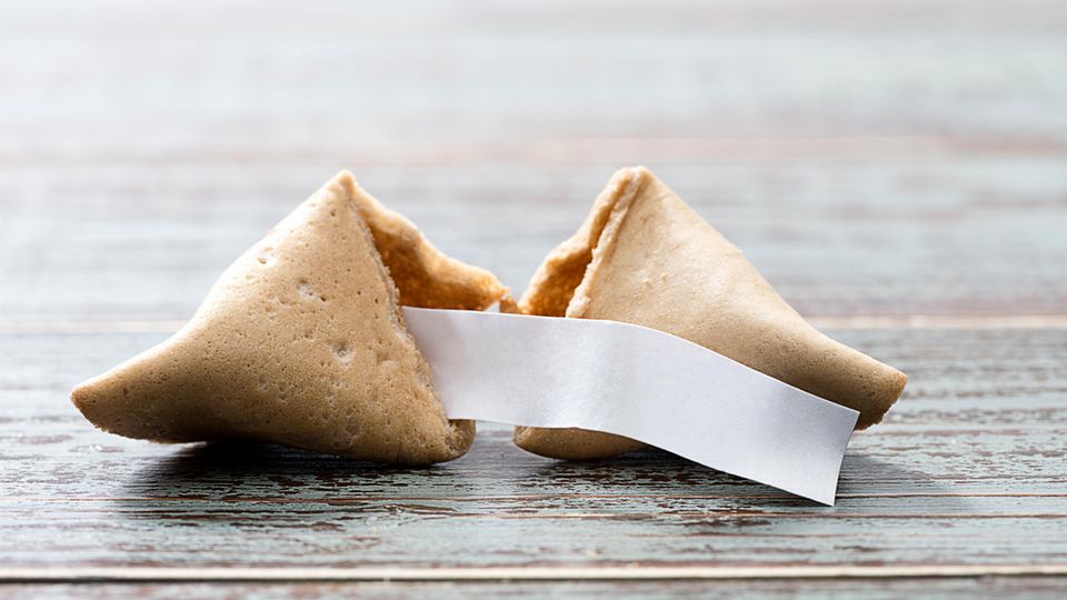 Made in USA: Glückskeks Es gibt wohl nur wenige chinesische Restaurants auf der Welt, die keine Glückskekse zum Dessert servieren. Erfunden wurde der Glückskeks aber ausgerechnet von japanischen Köchen in den USA. Das behauptet zumindest das Restaurant "The Japanese Tea Gearden" in San Francisco. Aber auch die Hong Kong Noodle Company in Los Angeles beansprucht die Erfindung des Desserts. Tatsächlich sollen chinesische Amerikaner die Produktion der Glückskekse während des Zweiten Weltkrieges von den Japanern übernommen haben. Glückskeks Es gibt wohl nur wenige chinesische Restaurants auf der Welt, die keine Glückskekse zum Dessert servieren. Erfunden wurde der Glückskeks aber ausgerechnet von japanischen Köchen in den USA. Das behauptet zumindest das Restaurant "The Japanese Tea Gearden" in San Francisco. Aber auch die Hong Kong Noodle Company in Los Angeles beansprucht die Erfindung des Desserts. Tatsächlich sollen chinesische Amerikaner die Produktion der Glückskekse während des Zweiten Weltkrieges von den Japanern übernommen haben.