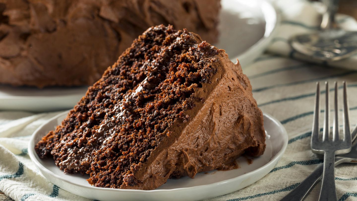 Made in USA: German Chocolate Cake Dieser Kuchen wurde nicht nach unserem Land benannt, sondern nach dem amerikanischen Chocolatier Samuel German, der die dunkle Backschokolade erfunden hat. Die Schokolade kam 1852 auf den Markt. 1857 dann kredenzte eine texanische Hausfrau diesen Kuchen mit Kokosnuss, Pekan-Nüssen und einem Topping aus Maraschino-Kirschen. German Chocolate Cake Dieser Kuchen wurde nicht nach unserem Land benannt, sondern nach dem amerikanischen Chocolatier Samuel German, der die dunkle Backschokolade erfunden hat. Die Schokolade kam 1852 auf den Markt. 1857 dann kredenzte eine texanische Hausfrau diesen Kuchen mit Kokosnuss, Pekan-Nüssen und einem Topping aus Maraschino-Kirschen.