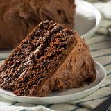 German Chocolate Cake  Dieser Kuchen wurde nicht nach unserem Land benannt, sondern nach dem amerikanischen Chocolatier Samuel German, der die dunkle Backschokolade erfunden hat. Die Schokolade kam 1852 auf den Markt. 1857 dann kredenzte eine texanische Hausfrau diesen Kuchen mit Kokosnuss, Pekan-Nüssen und einem Topping aus Maraschino-Kirschen. 