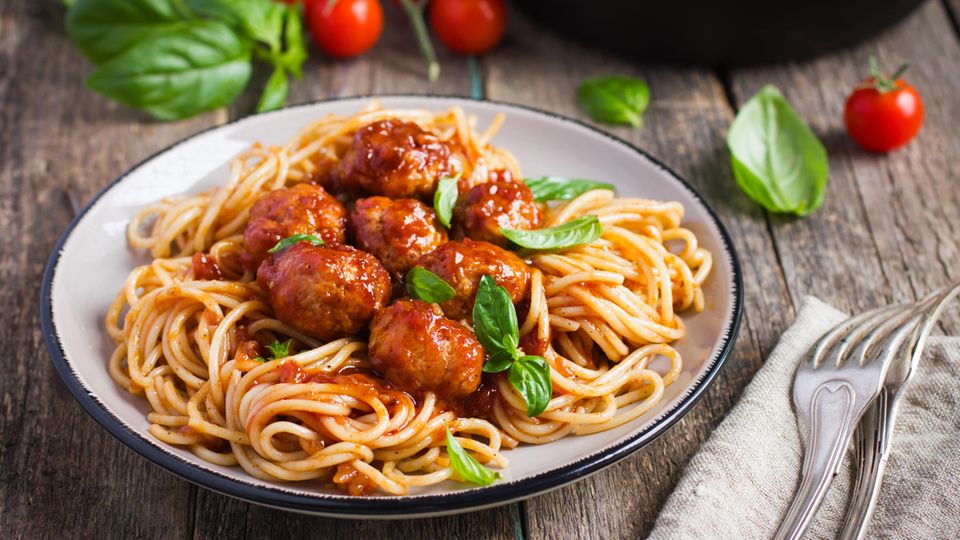 Spaghetti and meatballs  Disneys Susi und Strolch aßen bereits in einem italienischen Restaurant Spaghetti mit Fleischbällchen. Dabei liegt der Ursprung des Gerichts gar nicht in Italien, denn Fleischbällchen gelten dort als Vorspeise. Die Fusion aus Vor- und Hauptspeise zu einem Gericht sollen italienische Immigranten in den USA Anfang des 20. Jahrhunderts erfunden haben. Das älteste Rezept wurde bereits 1920 von der National Pasta Assocation veröffentlicht.