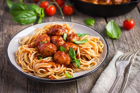 Spaghetti and meatballs  Disneys Susi und Strolch aßen bereits in einem italienischen Restaurant Spaghetti mit Fleischbällchen. Dabei liegt der Ursprung des Gerichts gar nicht in Italien, denn Fleischbällchen gelten dort als Vorspeise. Die Fusion aus Vor- und Hauptspeise zu einem Gericht sollen italienische Immigranten in den USA Anfang des 20. Jahrhunderts erfunden haben. Das älteste Rezept wurde bereits 1920 von der National Pasta Assocation veröffentlicht.