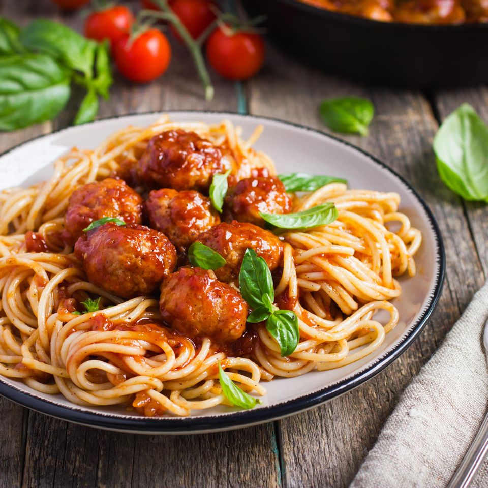 Spaghetti and meatballs  Disneys Susi und Strolch aßen bereits in einem italienischen Restaurant Spaghetti mit Fleischbällchen. Dabei liegt der Ursprung des Gerichts gar nicht in Italien, denn Fleischbällchen gelten dort als Vorspeise. Die Fusion aus Vor- und Hauptspeise zu einem Gericht sollen italienische Immigranten in den USA Anfang des 20. Jahrhunderts erfunden haben. Das älteste Rezept wurde bereits 1920 von der National Pasta Assocation veröffentlicht.
