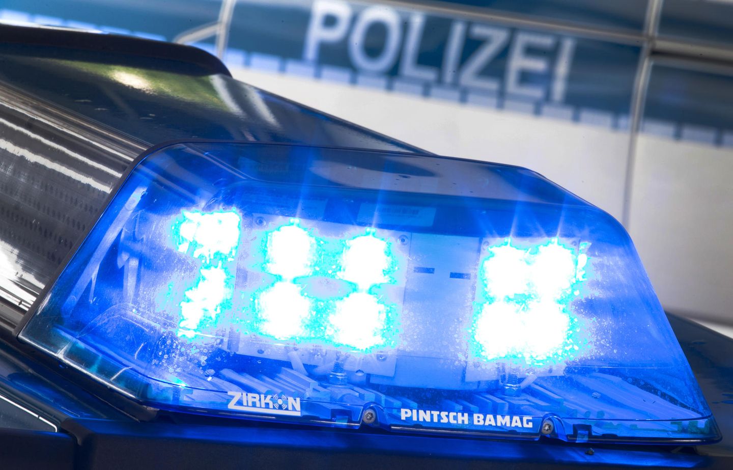 nachrichten aus deutschland blaulicht auf polizeiauto