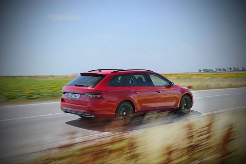 Der Skoda Superb Combi ist mit 4,862 Metern Länge um 0,7 Millimeter kürzer als die Limousine