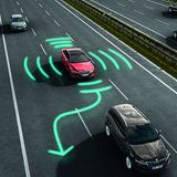 Der Emergency Assist lenkt den Skoda selbstständig an den Fahrbahnrand, wenn der Fahrer nicht mehr in der Lage ist, das Auto zu