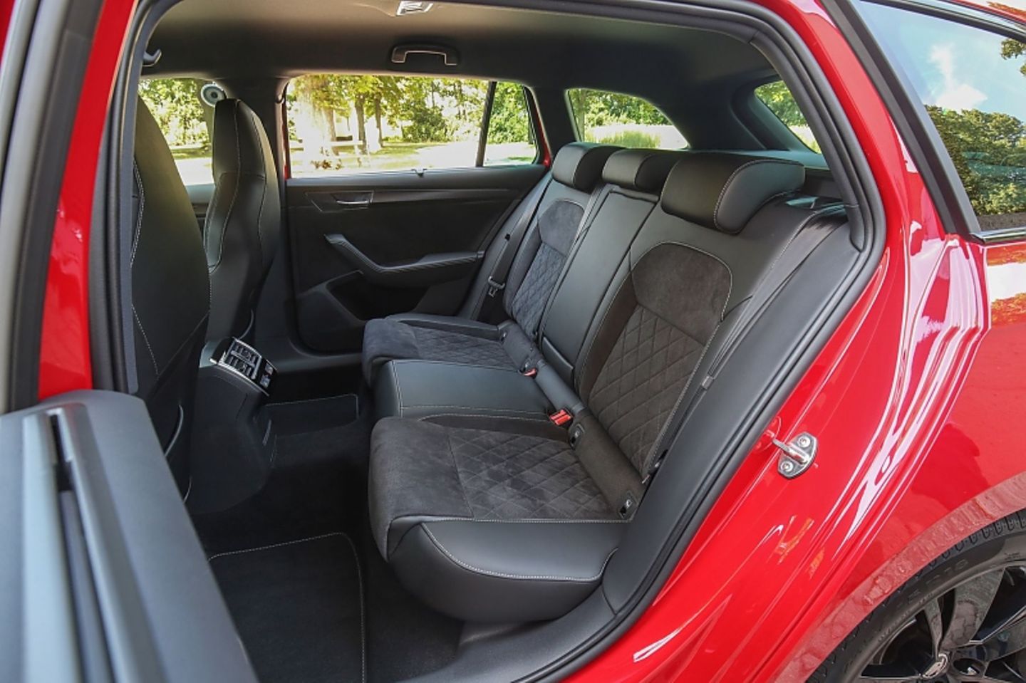 Hinten bietet der Skoda Superb Combi viel Platz