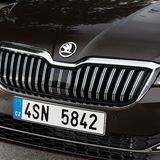 Der Kühlergrill ist breiter und hat Kontakt mit den Scheinwerfern