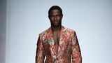In seiner Show auf der Berliner Fashion Week geht Guido Maria Kretschmer auf eine modische Reise mit dem Orientexpress - daher darf es auch bei den Männern ausgefallener sein, wie hier in einem rostfarbenen Glitzer-Anzug. Wenn es nach dem Designer geht, hört die Extravaganz dort noch lange nicht auf: "Der Ohrring ist wieder zurück." Der wurde schließlich auch in den 80ern von vielen Männern getragen, aber Achtung: "Das ist typabhängig." Riesige Tunnel seien aber in jedem Fall ein absolutes No-Go, sagte Kretschmer der DPA. 