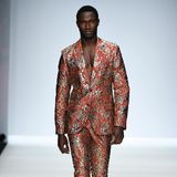 In seiner Show auf der Berliner Fashion Week geht Guido Maria Kretschmer auf eine modische Reise mit dem Orientexpress - daher darf es auch bei den Männern ausgefallener sein, wie hier in einem rostfarbenen Glitzer-Anzug. Wenn es nach dem Designer geht, hört die Extravaganz dort noch lange nicht auf: "Der Ohrring ist wieder zurück." Der wurde schließlich auch in den 80ern von vielen Männern getragen, aber Achtung: "Das ist typabhängig." Riesige Tunnel seien aber in jedem Fall ein absolutes No-Go, sagte Kretschmer der DPA. 