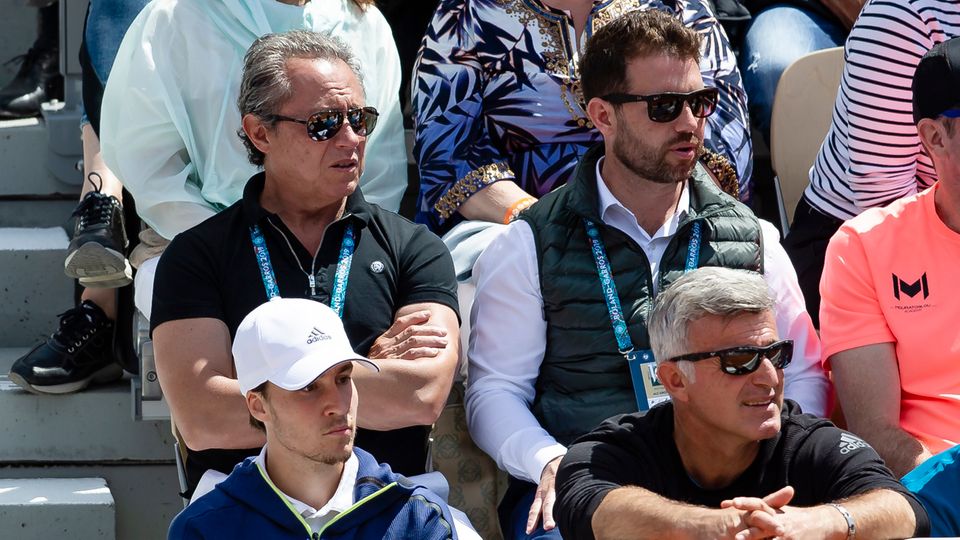 Patricio Apey (oben links) sitzt bei den French Open auf der Tribüne Patricio Apey (oben links) sitzt bei den French Open auf der Tribüne