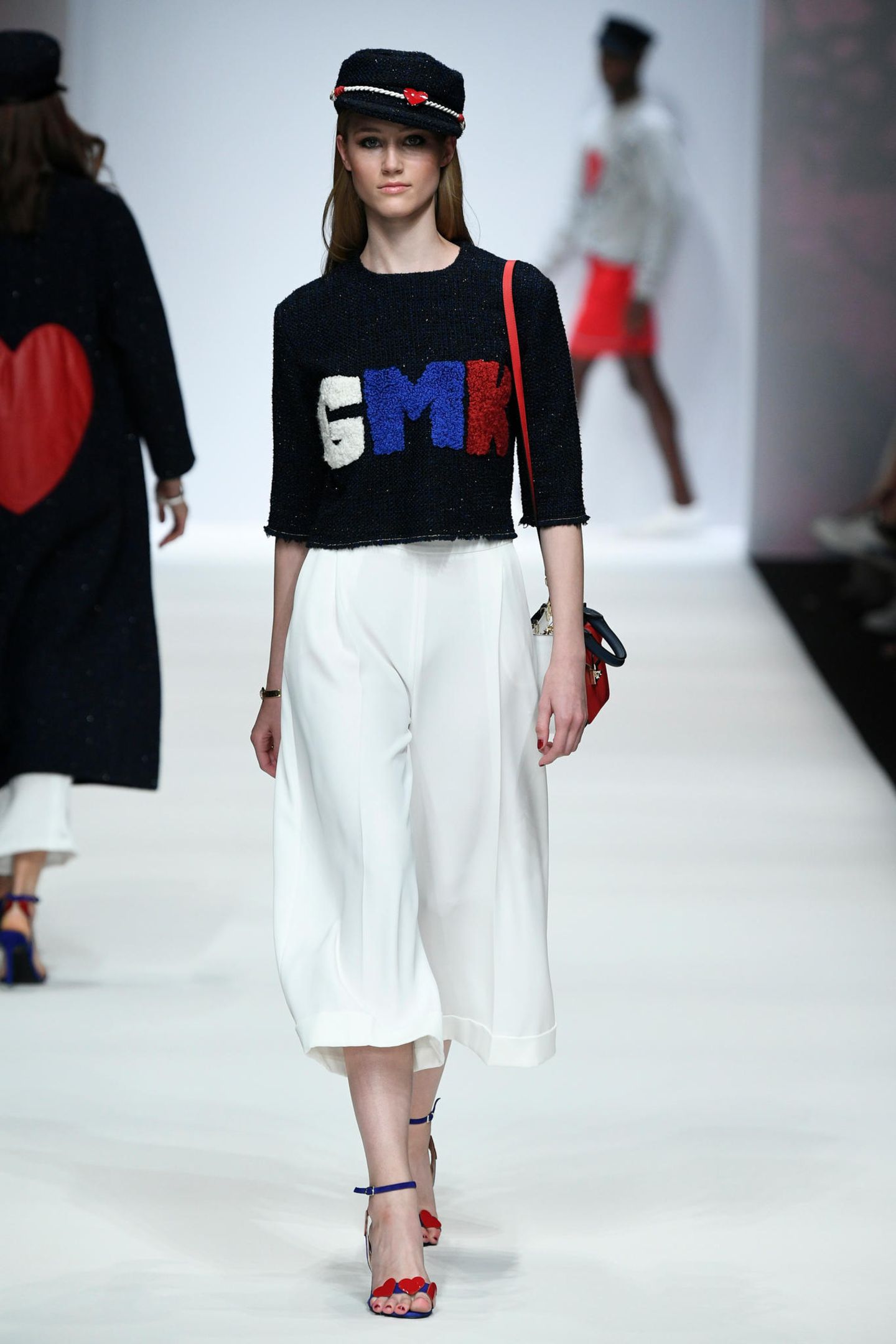 Die Modestadt Paris darf auf Kretschmers Modetrip nicht fehlen. In den Nationalfarben weiß-blau-rot präsentiert das Model einen schimmernden Pullover mit kuscheligen Details für die kälteren Jahreszeiten - denn der französische Stil sei nach Kretschmer etwas Besonderes, egal ob Sommer oder Winter. 