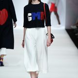 Die Modestadt Paris darf auf Kretschmers Modetrip nicht fehlen. In den Nationalfarben weiß-blau-rot präsentiert das Model einen schimmernden Pullover mit kuscheligen Details für die kälteren Jahreszeiten - denn der französische Stil sei nach Kretschmer etwas Besonderes, egal ob Sommer oder Winter. 