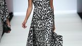 Zwei Trends, die sich bewährt haben: Klassischer Animalprint auf einem luftigen Maxi-Kleid lässt sich wunderbar mit einem Glitzer-Stirnband kombinieren. Um die Kleider, egal welcher Länge, kommt man laut Kretschmer selbst im Herbst und Winter in diesem Jahr auf keinen Fall herum. 