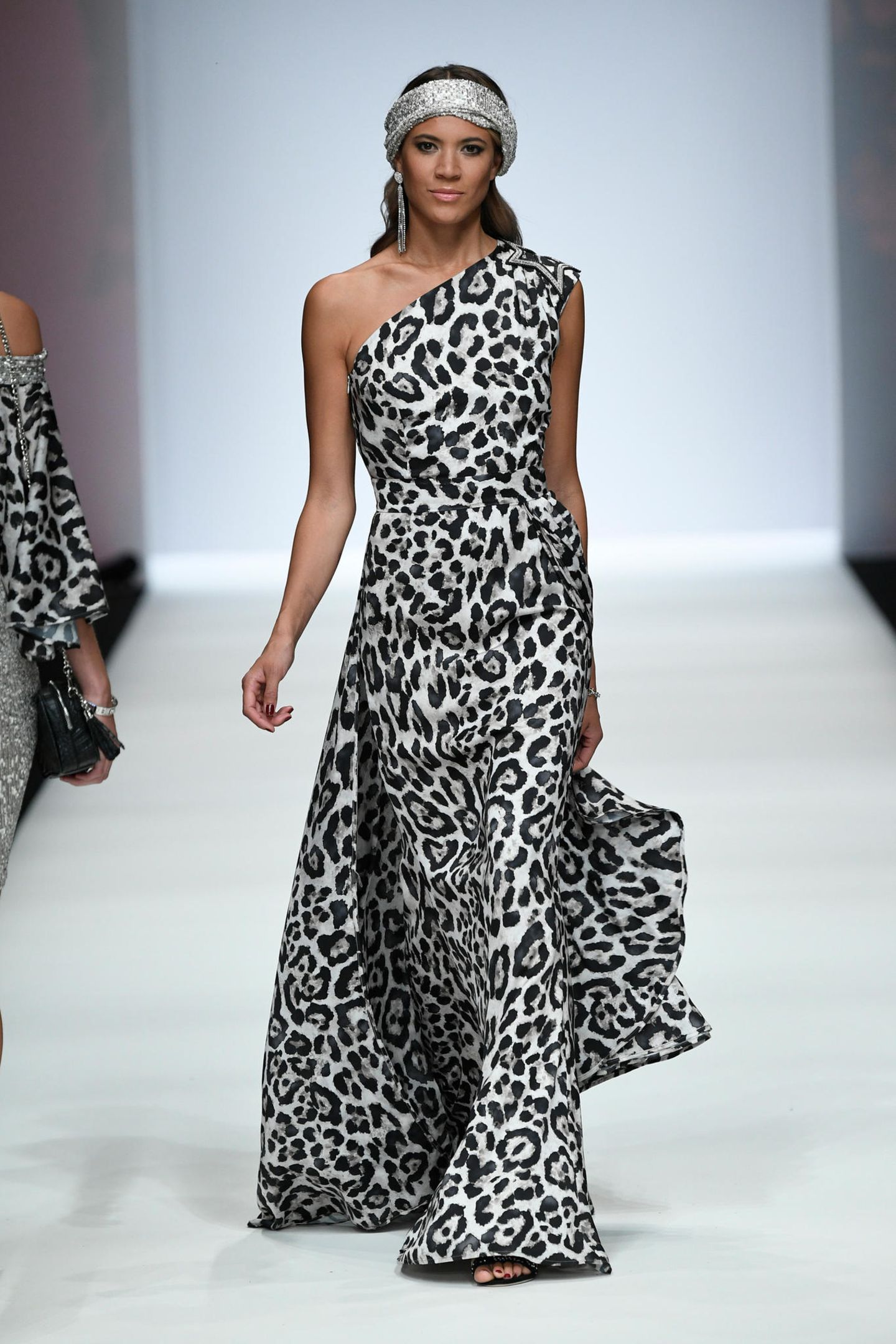 Fashion Week Berlin : Zwei Trends, die sich bewährt haben: Klassischer Animalprint auf einem luftigen Maxi-Kleid lässt sich wunderbar mit einem Glitzer-Stirnband kombinieren. Um die Kleider, egal welcher Länge, kommt man laut Kretschmer selbst im Herbst und Winter in diesem Jahr auf keinen Fall herum. Zwei Trends, die sich bewährt haben: Klassischer Animalprint auf einem luftigen Maxi-Kleid lässt sich wunderbar mit einem Glitzer-Stirnband kombinieren. Um die Kleider, egal welcher Länge, kommt man laut Kretschmer selbst im Herbst und Winter in diesem Jahr auf keinen Fall herum.