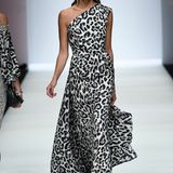 Zwei Trends, die sich bewährt haben: Klassischer Animalprint auf einem luftigen Maxi-Kleid lässt sich wunderbar mit einem Glitzer-Stirnband kombinieren. Um die Kleider, egal welcher Länge, kommt man laut Kretschmer selbst im Herbst und Winter in diesem Jahr auf keinen Fall herum. 