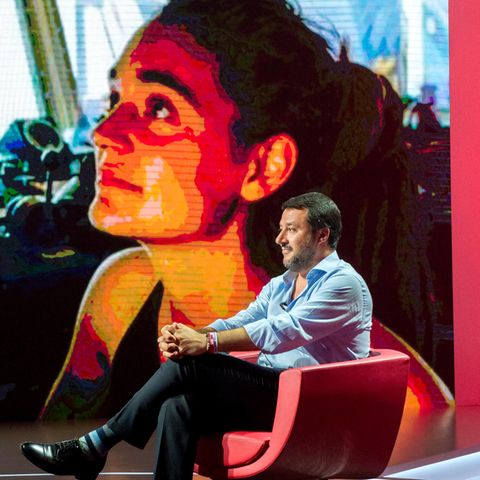 Matteo Salvini vor einem Porträt von Carola Rackete.