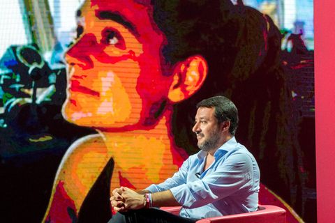 Matteo Salvini vor einem Porträt von Carola Rackete.