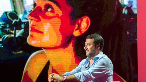 Matteo Salvini vor einem Porträt von Carola Rackete.