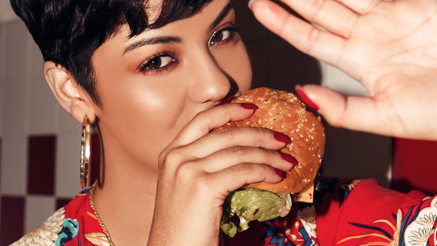 Frau isst Burger