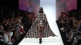 Der Glencheck-Look ist in diesem Herbst und Winter wieder voll angesagt: Unterschiedlich große Karos kommen sowohl bei Mänteln als auch bei Kostümen zum Einsatz. Nicht nur die Stoffe stehen für die Vielfalt, die der Designer vertritt: Er macht Mode für Männer und Frauen, zeigt Models unterschiedlicher Hautfarben und setzt die weibliche Rundungen immer wieder in Szene. 