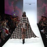 Der Glencheck-Look ist in diesem Herbst und Winter wieder voll angesagt: Unterschiedlich große Karos kommen sowohl bei Mänteln als auch bei Kostümen zum Einsatz. Nicht nur die Stoffe stehen für die Vielfalt, die der Designer vertritt: Er macht Mode für Männer und Frauen, zeigt Models unterschiedlicher Hautfarben und setzt die weibliche Rundungen immer wieder in Szene. 