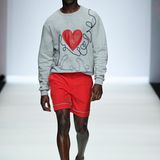 Bei Guido Maria Kretschmer wird Herz gezeigt: „Rue du Coeur“, zu Deutsch „Straße des Herzens“ ist das Motto seiner aktuellen Kollektion. Herzen in allen Formen und Farben gibt es daher auf Mützen, Pullovern und Jacken - bei Frauen, aber auch bei Männern. 