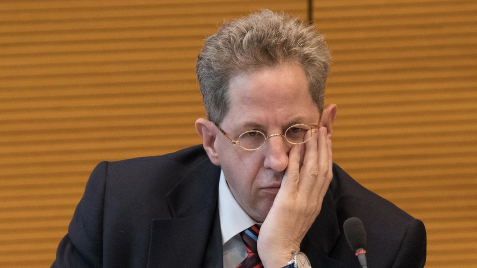 Hans-Georg Maaßen Hans-Georg Maaßen sitzt im Anzug vor einer gelblichen Wand und stützt seinen Kopf in die linke Hand