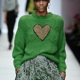 Ungarn, Istanbul, der Orient und Paris: Guido Maria Kretschmer schickt die Besucher auf eine Reise, die vor allem Lebenslust ausdrücken soll. Ein absolutes Must-Have auf dem Laufsteg: Alles, was den Kopf ziert - egal ob Mütze, Stirnband oder wie hier eine gemusterte Schirmmütze. Mit der Trendfarbe grün wird es außerdem immer wieder bunt bei tristem Wetter. 