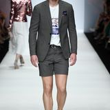 Während bei den Frauen Midi- und Maxikleider über die Bühne flattern, zeigen die Männer viel Bein. Sogar bei einem grauenAnzug mit Einstecktuch darf es die sommerliche Version in Shorts sein. 