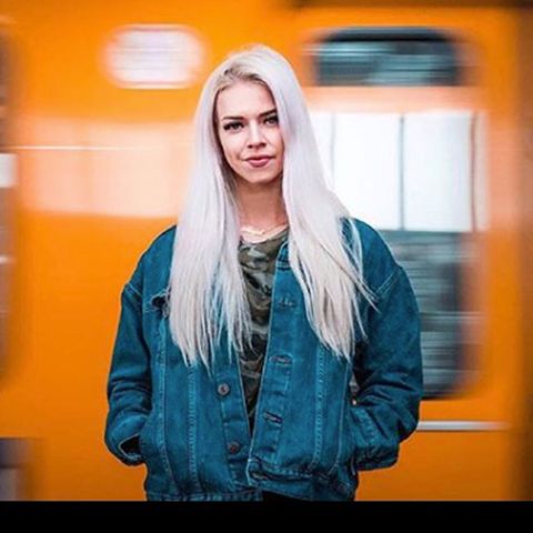 Frau vor S-Bahn
