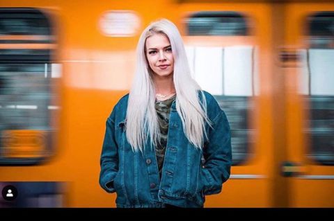 Frau vor S-Bahn