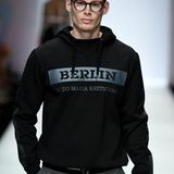 Es ist bereits Kretschmers dritte Kollektion in Zusammenarbeit mit dem Onlinehändler Otto. Die Mode soll tragbar sein. Daher darf es für den Alltag ein bisschen mehr casual sein - wie hier im lässigen schwarzen Pullover. 