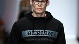 Es ist bereits Kretschmers dritte Kollektion in Zusammenarbeit mit dem Onlinehändler Otto. Die Mode soll tragbar sein. Daher darf es für den Alltag ein bisschen mehr casual sein - wie hier im lässigen schwarzen Pullover. 
