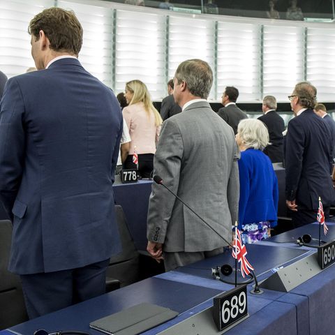 Die Mitglieder der Brexit-Partei wollen der EU-Hmyne im Straßburger Parlament nur umgedreht lauschen