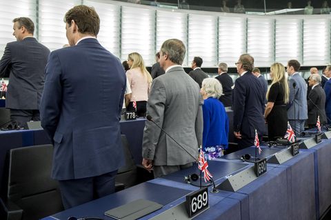 Die Mitglieder der Brexit-Partei wollen der EU-Hmyne im Straßburger Parlament nur umgedreht lauschen