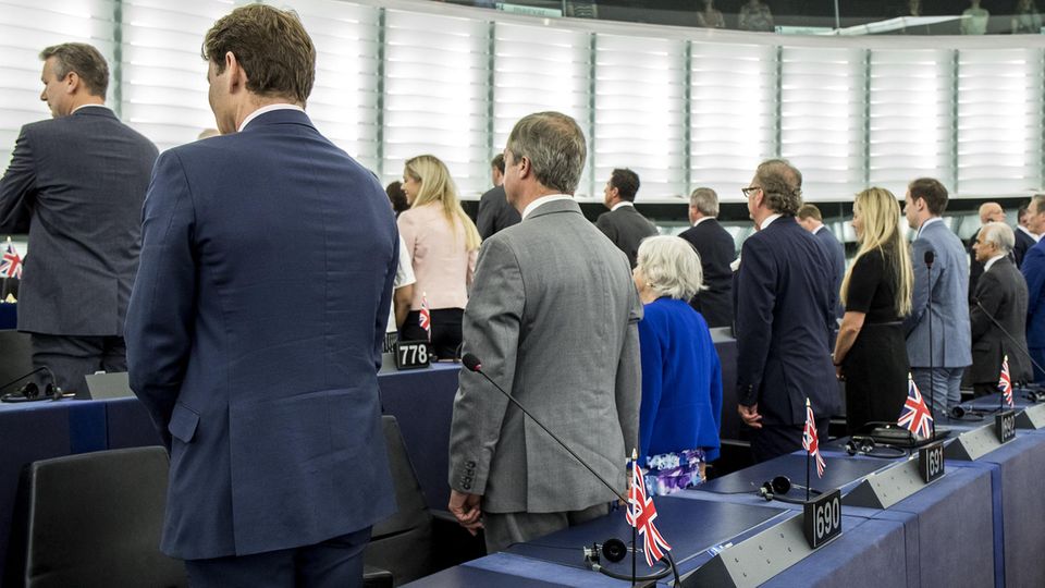 Die Mitglieder der Brexit-Partei wollen der EU-Hmyne im Straßburger Parlament nur umgedreht lauschen