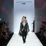 In den ersten Reihen applaudierten zahlreiche Prominente wie Katharina und Anna Thalbach, Cassandra Steen, Jenny Elvers und Bettina Cramer am Ende von Kretschmers Show. "Es ist die größte Show, die ich jemals gemacht habe", sagte der Designer. Ganze 40 Minuten präsentierten die Models seine neusten Kreationen. 