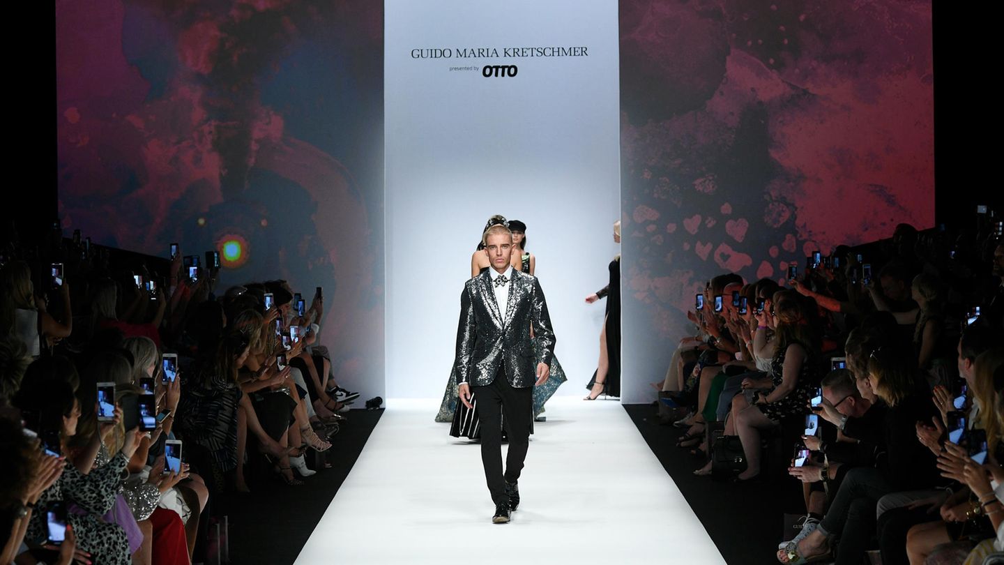 Fashion Week Berlin : In den ersten Reihen applaudierten zahlreiche Prominente wie Katharina und Anna Thalbach, Cassandra Steen, Jenny Elvers und Bettina Cramer am Ende von Kretschmers Show. "Es ist die größte Show, die ich jemals gemacht habe", sagte der Designer. Ganze 40 Minuten präsentierten die Models seine neusten Kreationen. In den ersten Reihen applaudierten zahlreiche Prominente wie Katharina und Anna Thalbach, Cassandra Steen, Jenny Elvers und Bettina Cramer am Ende von Kretschmers Show. "Es ist die größte Show, die ich jemals gemacht habe", sagte der Designer. Ganze 40 Minuten präsentierten die Models seine neusten Kreationen.