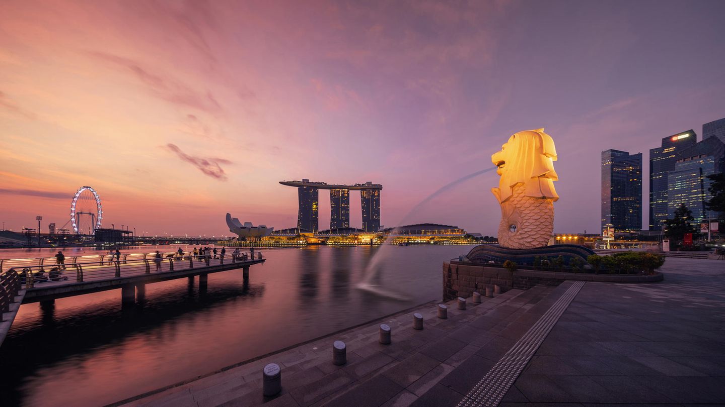 Die Merlion-Statue ist das Wahrzeichen Singapurs Sigapur