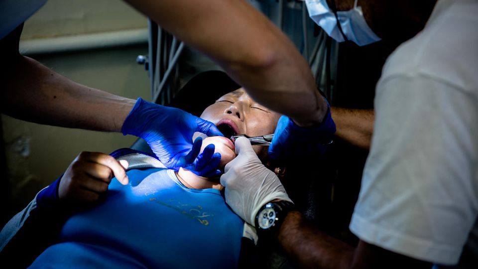Zucker in der Mongolei: Eine Patientin wird von Zahnärzten behandelt