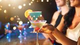 Zwei Frauen mit Cocktails