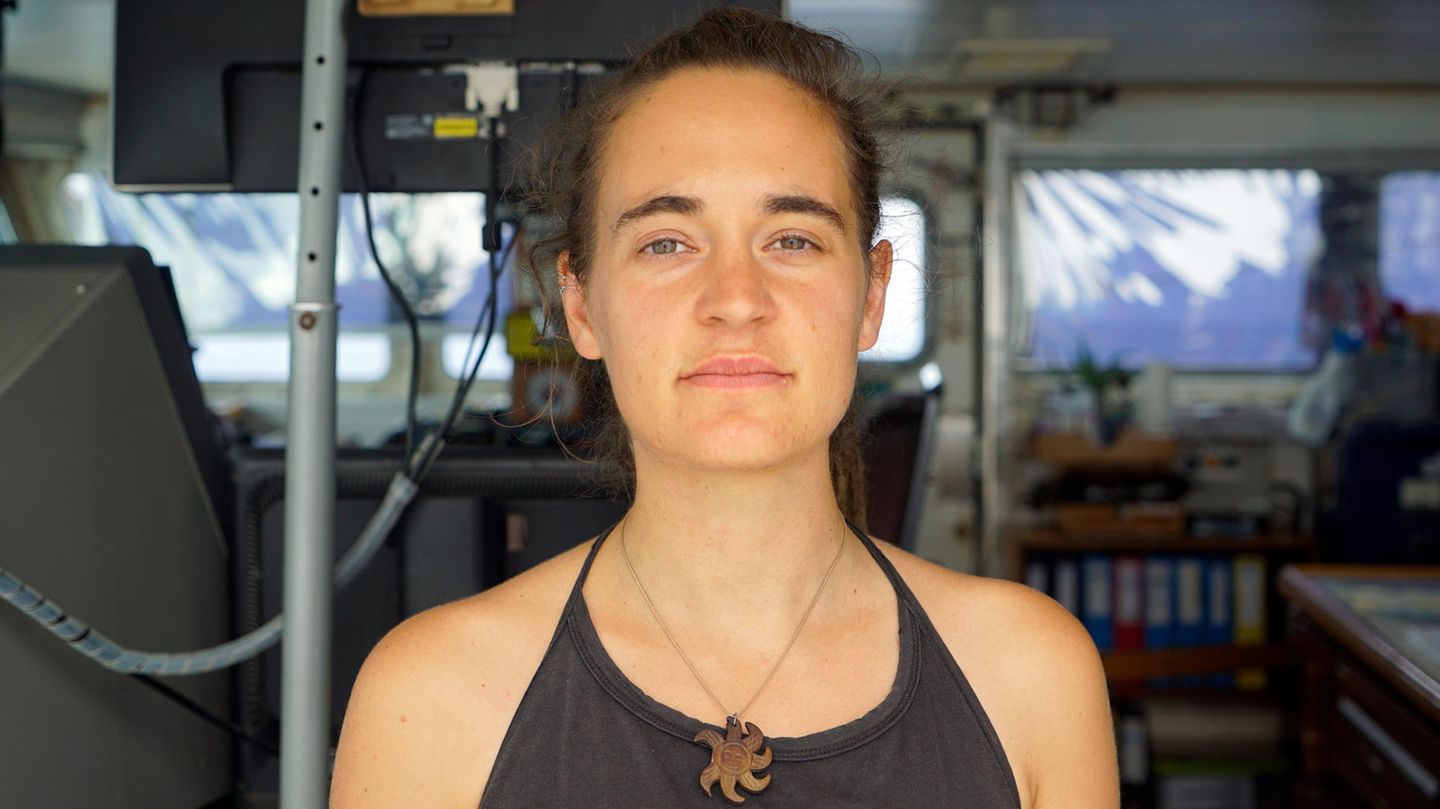 Carola Rackete, deutsche Kapitänin der Sea-Watch 3, an Bord des Rettungsschiffs