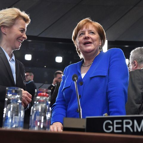 Ursula von der Leyen (l.) und Angela Merkel im vergangenen Jahr beim Nato-Gipfel in Brüssel